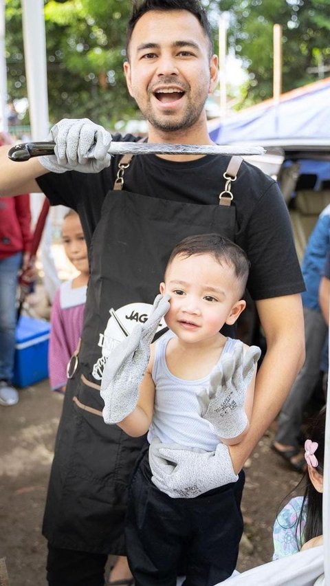 Aksi Si Bungsu Anak 'Sultan Andara' Rayyanza Cuma Pakai Kaos Dalam, Netizen Kompak Sebut Kayak Bapak-Bapak Komplek