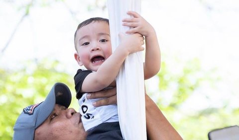 Bayi kelahiran Jakarta, 26 November 2022 itu tak terlihat takut sama sekali saat memanjat tiangnya. Ia justru sangat semangat.