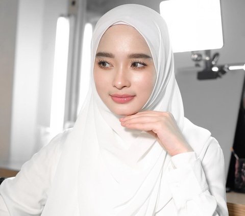 Inara Rusli kerap membagikan potretnya di akun Instagram setelah membuka cadar. Parasnya yang cantik pun kerap mencuri perhatian.