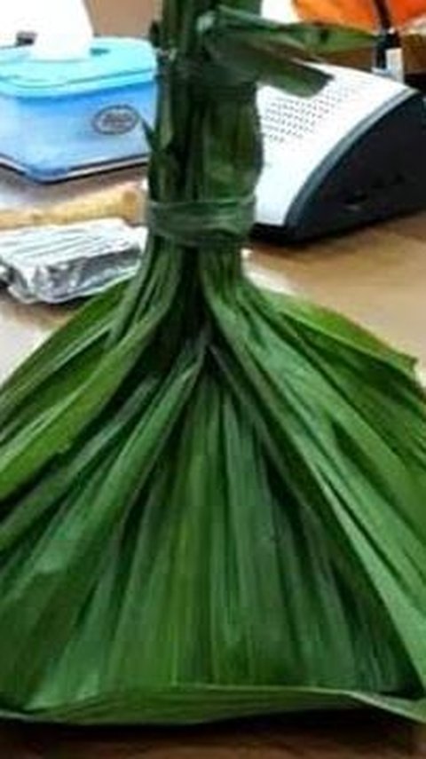 Karena sering digunakan sebagai pembungkus nasi, masyarakat setempat juga punya kuliner khas yang disebut nasi nyangku. Nama itu diambil dari daun nyangku yang membungkus nasi rames.