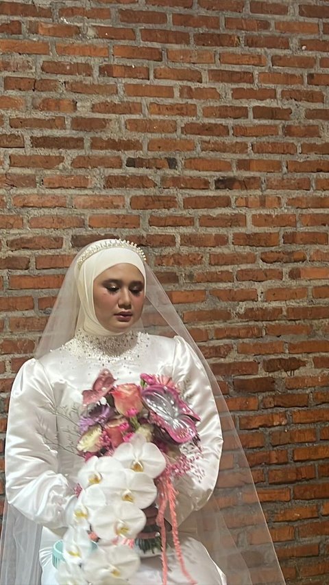 Ini potret Alita Biani, kakak Tissa Biani mengenakan baju pengantin warna putih. Parasnya mirip dengan Tissa Biani.