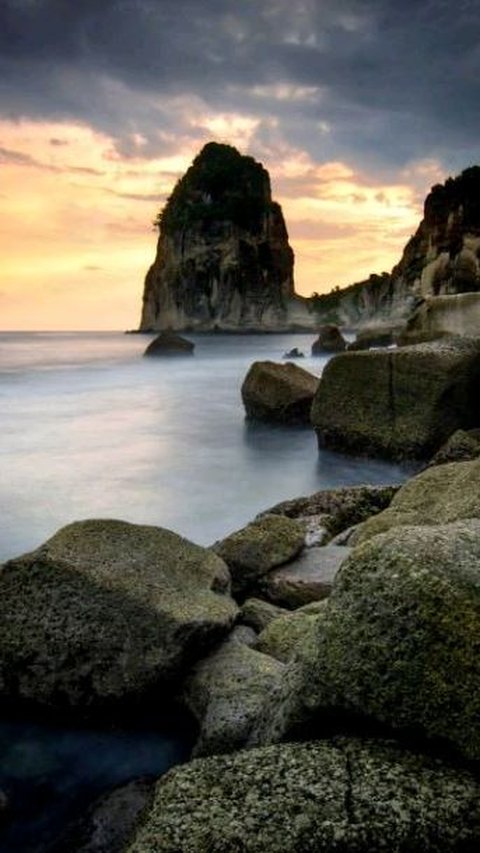 Mengunjungi Pantai Pangasan di Pacitan, Surganya Para Peselancar