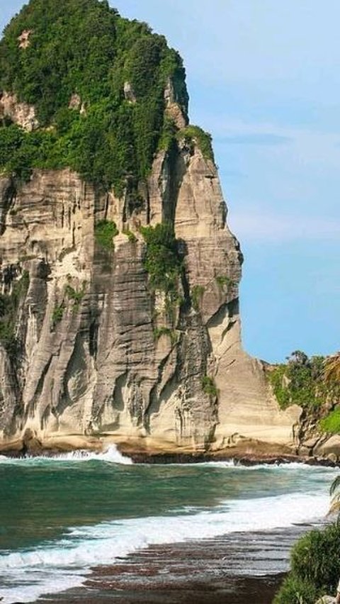 Pantai Pangasan terletak sekitar 15 km di sebelah barat laut Kota Pacitan. Untuk mencapai pantai ini, wisatawan bisa menggunakan kendaraan pribadi maupun umum.