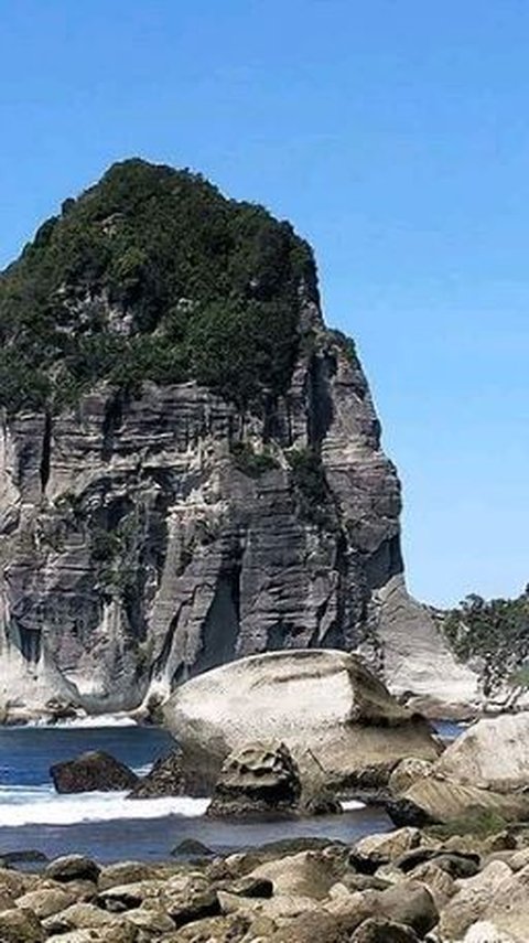 Pantai Pasangan terkenal dengan keindahan alamnya yang mempesona. Pantai ini memiliki pasir putih yang lembut serta air laut yang jernih.