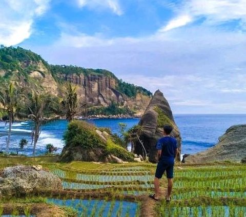 Mengunjungi Pantai Pangasan di Pacitan, Surganya Para Peselancar