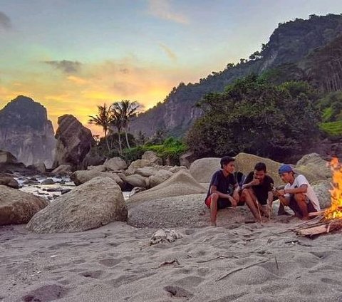 Mengunjungi Pantai Pangasan di Pacitan, Surganya Para Peselancar