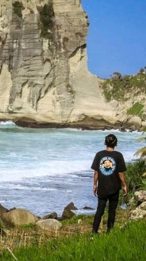 Selain selancar, ada banyak kegiatan yang bisa dinikmati di pantai tersebut. Wisatawan juga dapat berjalan-jalan di sepanjang pantai, bermain di pasir, atau berenang di laut.