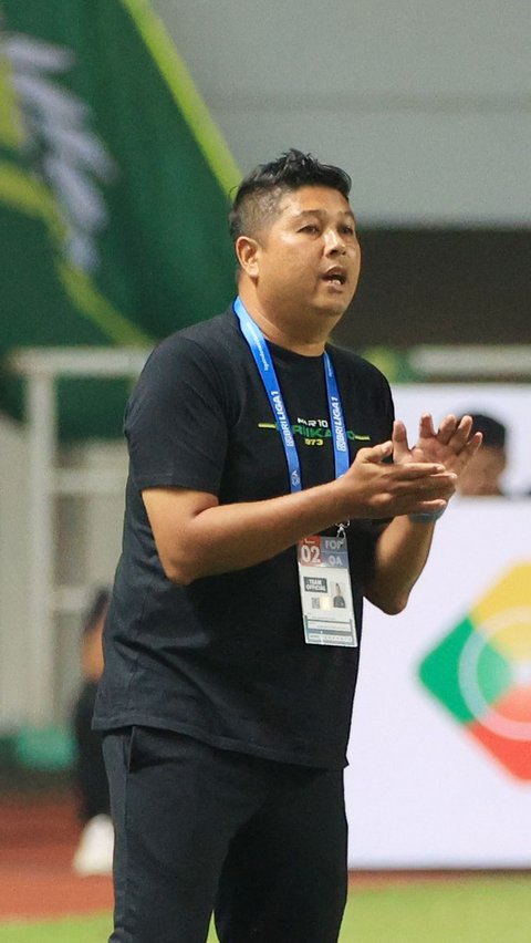 Aksi Pelatih Persikabo 1973, Aidil Sharin yang tampak sibuk memberikan arahan kepada anak asuhnya saat melawan Persija Jakarta pada laga pekan kedua BRI Liga 1 2023/2024 di Stadion Pakansari, Bogor, Minggu (9/7/2023). (Bola.com/M Iqbal Ichsan)