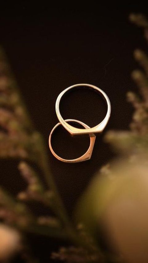Selain mengunggah potret dengan buku nikah, Cita dan Didi juga menunjukan cincin pernikahan mereka.