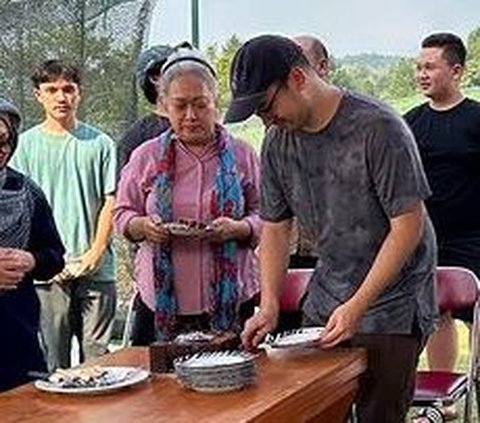 Pasukan Lengkap, Begini Potret Keluarga Alm Soeharto Saat BBQ di Sawah