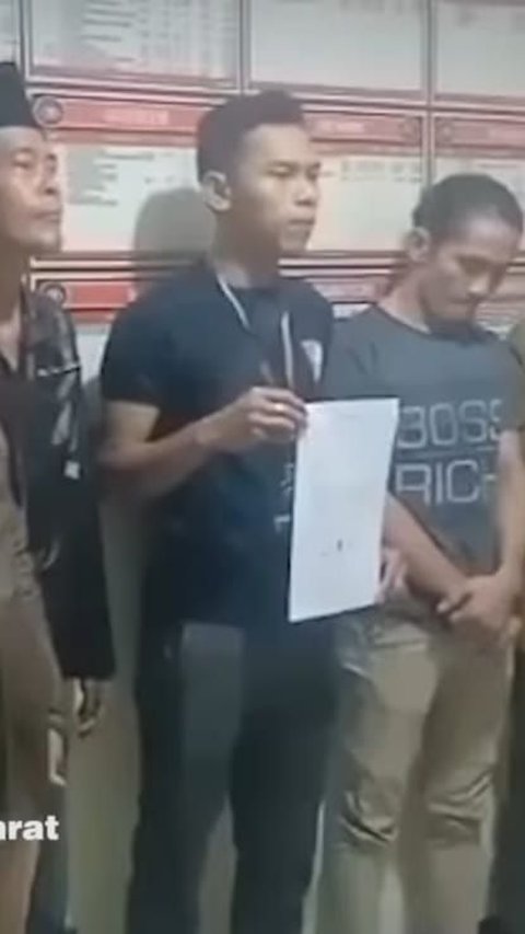 Fahmi pun dengan berat hati menceraikan Anggi, istri sahnya. Fahmi juga menyerahkan langsung Anggi kepada orangtuanya.