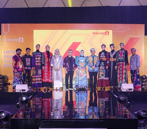Desainer Wignyo dengan sejumlah model yang membawakan karya busananya dalam gelaran Festival 6 2023 di Senayan Park, Jakarta, Minggu (9/7/2023). Peragaan busana tersebut bertema Derkranada Kota Tarakan.