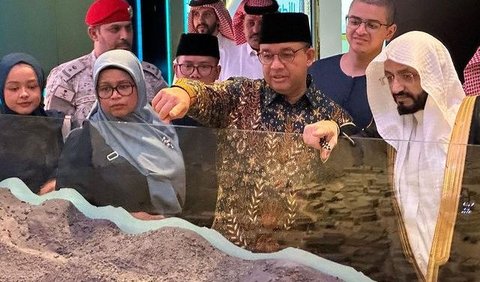 Terlihat ada replika rumah, kamar, busur panah, helm, hingga kendi yang pernah ditempati dan ditinggali oleh Rasulullah.