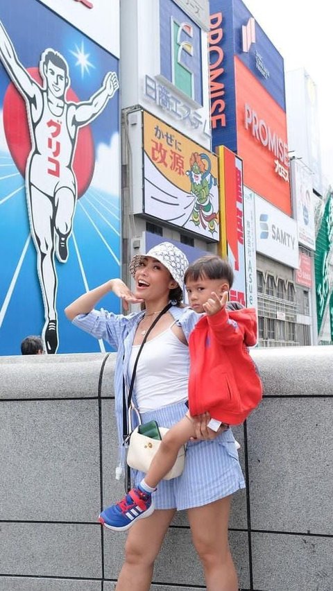 Intip Keseruan Keluarga Ayu Dewi Liburan di Jepang, Si Bontot Kalap Borong Spiderman