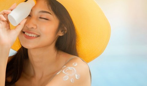 Selain melindungi kulit dari sinar UV, penggunaan sunscreen juga bisa menghambat penuaan dini dan mencegah kanker kulit.