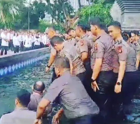 Momen tersebut juga merekam sosok anggota Polisi yang terkenal karena kekuatan dan kekebalannya. Simak ulasannya sebagai berikut.