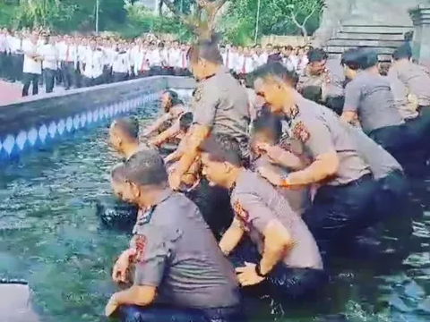 Puluhan Polisi Ceburkan Diri ke Kolam