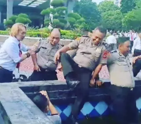 Momen Puluhan Polisi Nyebur ke Kolam, Ada Sosok Anggota Ditembak 11 Peluru Tetap Hidup