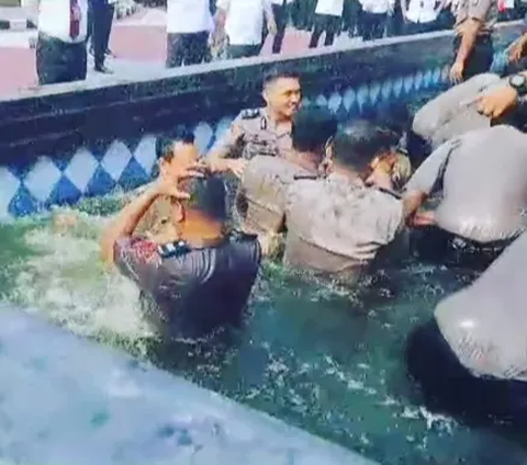 Momen Puluhan Polisi Nyebur ke Kolam, Ada Sosok Anggota Ditembak 11 Peluru Tetap Hidup