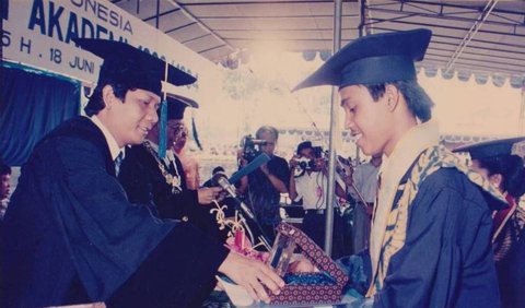 Mahfud MD mengawali kiprahnya di dunia pendidikan sebagai dosen di Universitas Islam Indonesia, setahun setelah memperoleh gelar sarjana hukum dari universitas tersebut.