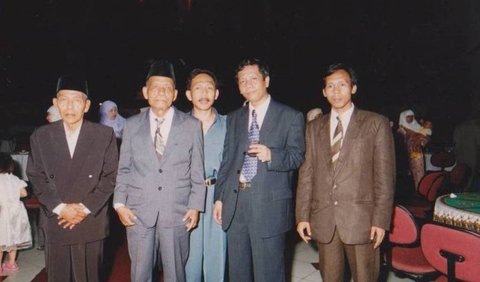 Mahfud MD mendapat gelar Sarjana (S1) di dua universitas berbeda, yakni di Universitas Islam Indonesia (UII) pada 1983 dan Universitas Gadjah Mada (UGM) Yogyakarta.