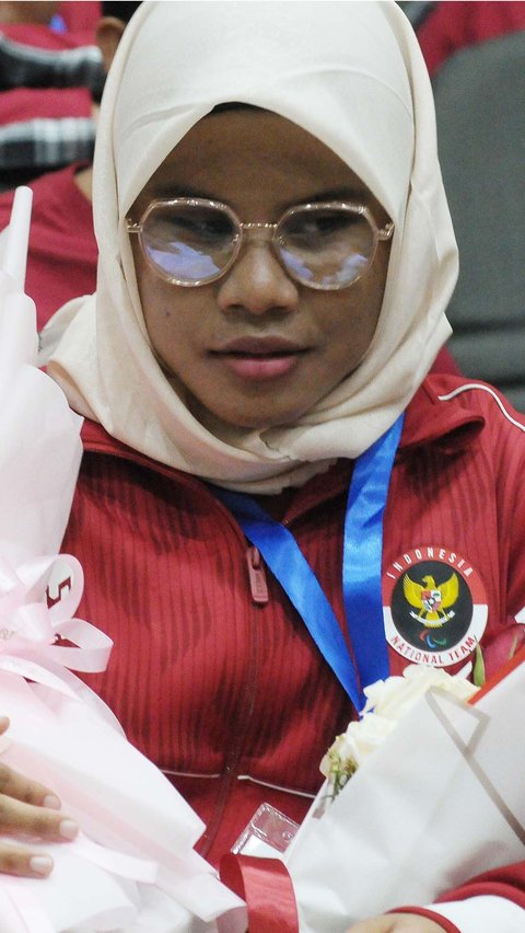 Atlet Disabilitas Tuna Netra Firstania Kayla asal DKI Jakarta yang berhasil meraih medali perunggu cabang olahraga renang juga turut hadir dan mendapat penghargaan.