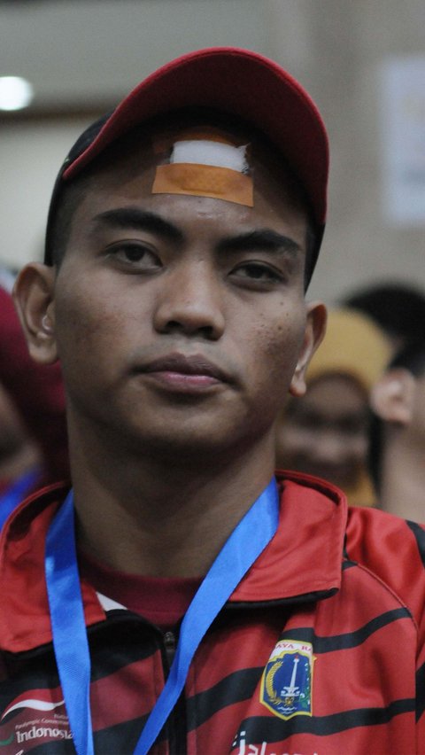 Begitu dengan Revi Zulkarnain (20) yang berhasil meraih perak dan perunggu pada cabang olahraga renang di Paralimpik Nasional di Papua juga turut hadir dalam pertemuan tersebut.