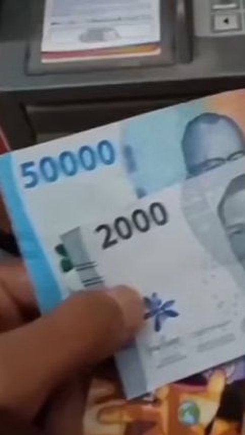 Terlihat di video jika uang itu diambil dari ATM BRI. Bagaimana penjelasan dari BRI? Simak ulasannya: