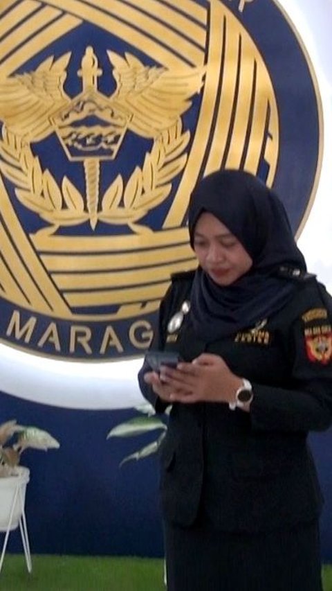 Pejabat Hubungan Masyarakat Bea Cukai Makassar Ria Novika Sari membenarkan pihaknya sudah memeriksa jemaah haji kloter I Debarkasi Makassar, Suarnati Dg Kanang. Meski demikian, Ria enggan menjelaskan materi pemeriksaan itu.<br /><br />