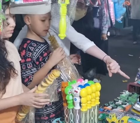 Momen Arumi Bachsin Nikmati Jajanan di Pasar Malam, Santai Bareng Anak