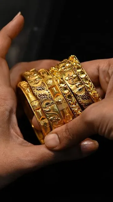 Suarnati tak ingat habis berapa untuk membeli emas di Makkah, Arab Saudi. Ia hanya ingat harga per gram emas di Arab Saudi sebesar Rp1,2 juta.