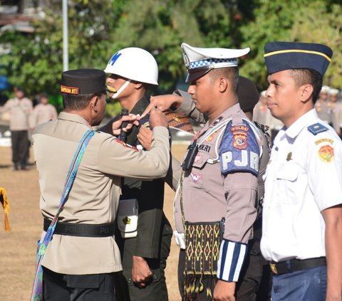 Dia juga mengingatkan agar personel yang bertugas agar bersikap humanis terhadap masyarakat meskipun kedapatan melanggar lalu lintas. <br /><br />