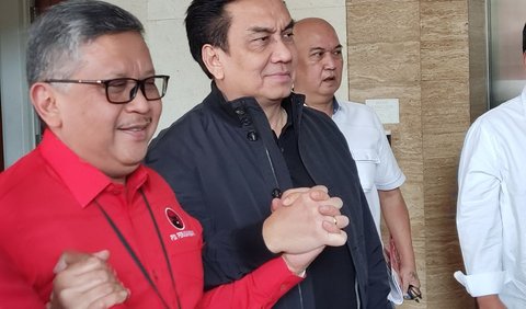 Anggota Komisi I DPR RI Fraksi PDI Perjuangan Effendi Simbolon memeluk Sekretaris Jenderal PDI Perjuangan Hasto Kristiyanto.