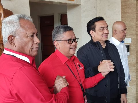 Berpakaian Serba Hitam, Effendi Simbolon Peluk Sekjen PDIP usai Polemik Sinyal Dukung Prabowo