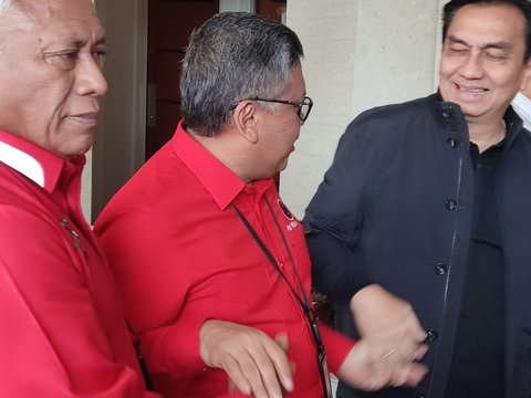 Berpakaian Serba Hitam, Effendi Simbolon Peluk Sekjen PDIP usai Polemik Sinyal Dukung Prabowo