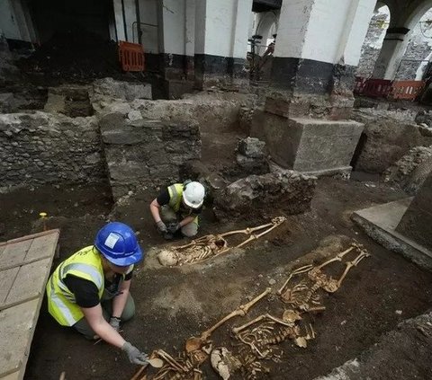 Situs pemakaman yang berusia lebih dari 1000 tahun itu ditemukan di Capel Strett, tempat yang dulunya adalah Biara Santo Maria.<br /><br />Sedikitnya dua sisa jasad di lokasi itu diyakini berasal dari abad ke-11.