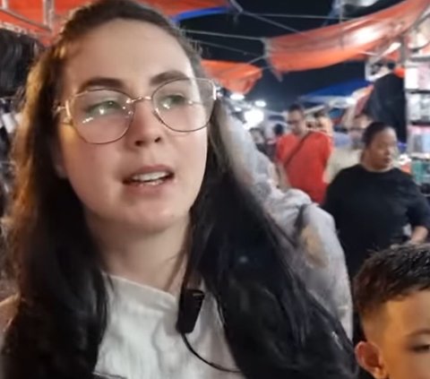 Momen Arumi Bachsin Nikmati Jajanan di Pasar Malam, Santai Bareng Anak