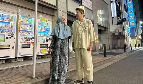 Yakni momen saat Tya bersama suami tercinta jalan-jalan hanya mengenakan baju tidur. Melihat itu, netizen mengaku gemas.