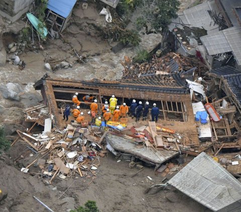 Dalam foto yang diambil dari helikopter menunjukkan lokasi tanah longsor setelah hujan lebat di Karatsu, Prefektur Saga, Jepang pada (10/7/2023). Musibah tanah longsor telah merusak rumah-rumah penduduk di wilayah tersebut.