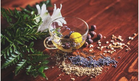 Tisane adalah minuman herbal yang sejarahnya membentang jauh ke belakang, hingga ke zaman Mesir Kuno dan Tiongkok Kuno.