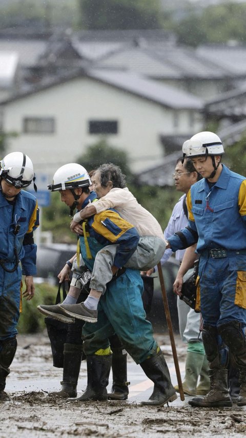 Menurut kantor berita Kyodo, salah satu dari sepasang lansia yang terkubur tanah longsor berhasil diselamatkan dalam kondisi hidup. Namun satu lansia berusia 77 tahun itu tak sempat tertolong dan dipastikan sudah tewas tertimbun.