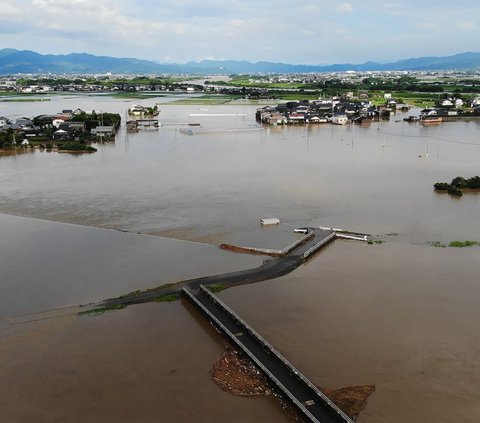 Dari pantauan udara terlihat wilayah terdampak banjir dekat Sungai Chikugo yang meluap di Kota Tachiarai, prefektur Fukuoka pada (10/7/2023) setelah hujan lebat melanda wilayah Pulau Kyushu.