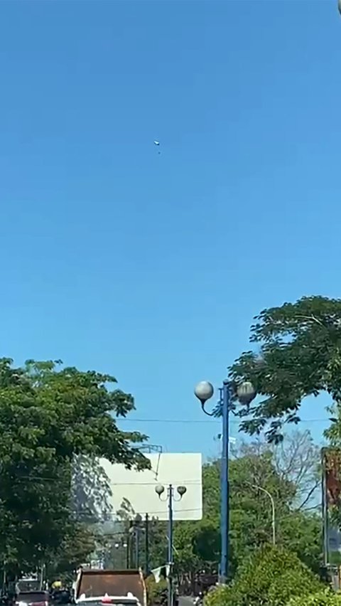 Dalam video yang beredar, insiden tersebut diduga terjadi lantaran parasut tak mengembang sempurna di udara. Prajurit TNI itu berputar hingga mendarat ke tanah.