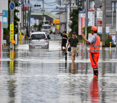 Ratusan ribu orang yang tinggal di barat daya Jepang juga telah didesak untuk meninggalkan rumah mereka sementara setelah badan prakiraan cuaca nasional memprediksi pada tanggal 10 Juli akan turun 