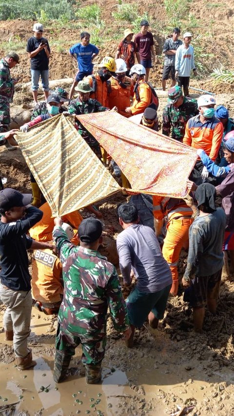 Jasad Yayah ditemukan di bawah material longsor yang menimbunnya, Senin (10/7). Sebelumnya Yayah dinyatakan hilang sejak tertimbun longsor pada Sabtu (8/7).