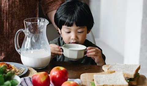 Tak sedikit yang memilih untuk memberikan susu UHT karena dianggap lebih rendah gula dibandingkan dengan susu formula. Tapi apakah anggapan itu benar adanya?