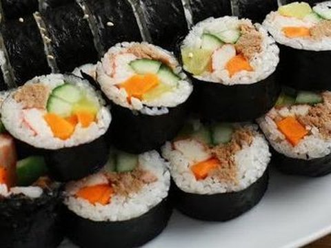 Banyak yang bilang gimbab mirip dengan sushi, tapi makanan yang satu ini memiliki cita rasa yang lebih gurih dan bahan isian yang lebih beragam.