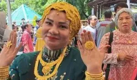 Sebelumnya diberitakan, Suarnati Dg Kanang tampak glamor saat tiba di Bandara Sultan Hasanuddin Makassar. Perempuan berusia 46 ini mengaku sudah menyiapkannya sejak berada di pesawat.
