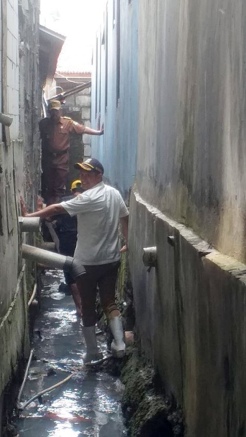 Satu-satunya akses jalan yang bisa dilintasi menuju rumahnya hanya melalui selokan. Akibat akses jalan yang sulit, dia dan istrinya Nur tidak pernah tinggal di rumahnya sendiri. Mereka terpaksa tinggal di warung sate miliknya.