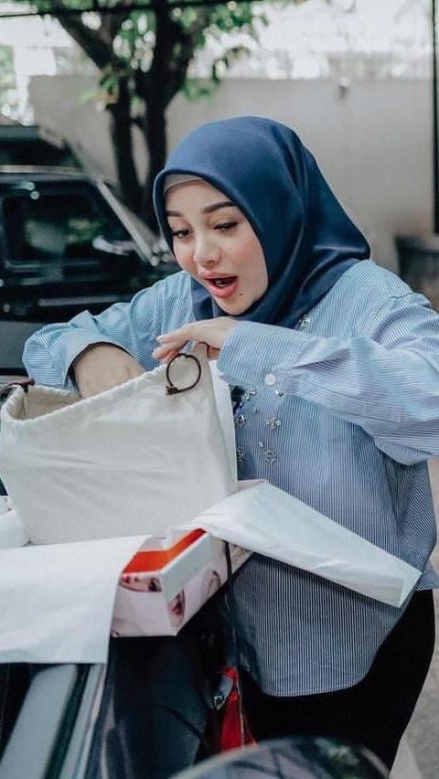 Mendapat hadiah yang selama ini diidamkan, nampaknya Aurel sempat tak percaya.